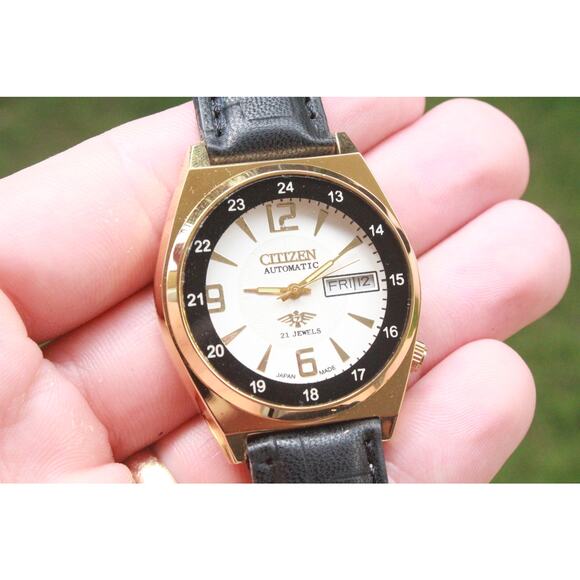 Vintage 1989 Citizen Automatic Mens Gold Watch W/daydate & White accents - Picture 2 of 6